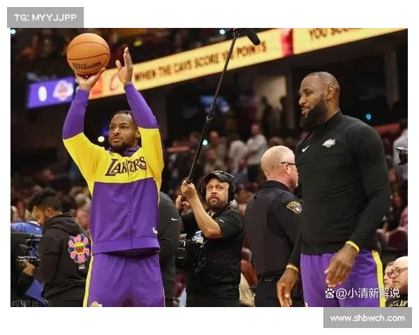 詹姆斯父子同场亮相!乔治赞叹:这一刻对詹姆斯来说意义非凡 詹姆斯父子同场亮相!乔治赞叹:这一刻对詹姆斯来说意义非凡